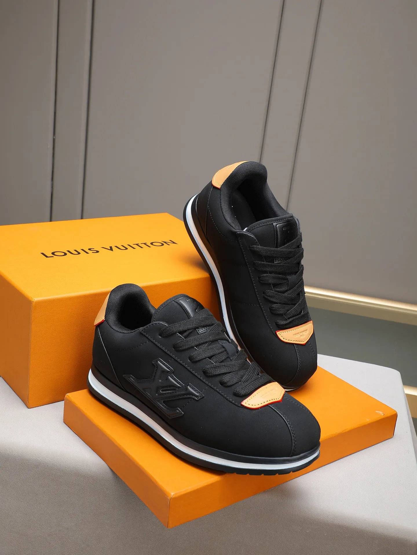 PP560 LV Louis Vuitton L Jialu Brand Runner Tatic Series Thick-soled Casual Sports Shoes Running Shoes Original purchase, development and production This LV Runner Tatic sports shoe combines technical materials such as mesh fabric and ribbons to interpret the inspiration of traditional mountaineering shoes. LV letters are written on one side, the lariat buckle of the quick lacing system is embellished with Monogram flowers and Louis Vuitton logos, and the light and wear-resistant rubber outsole completes the whole. ▪️Fabric: Original imported cowhide + mesh ▪️Inner lining: Original customized breathable mesh ▪️Sole: Original open-molded anti-slip rubber combination material ▪️Size: Men's 38-44 (customized for 45 and 46)
